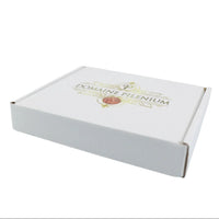 Boîte blanche horizontale avec logo doré et rouge Domaine Pilenium, emballage élégant